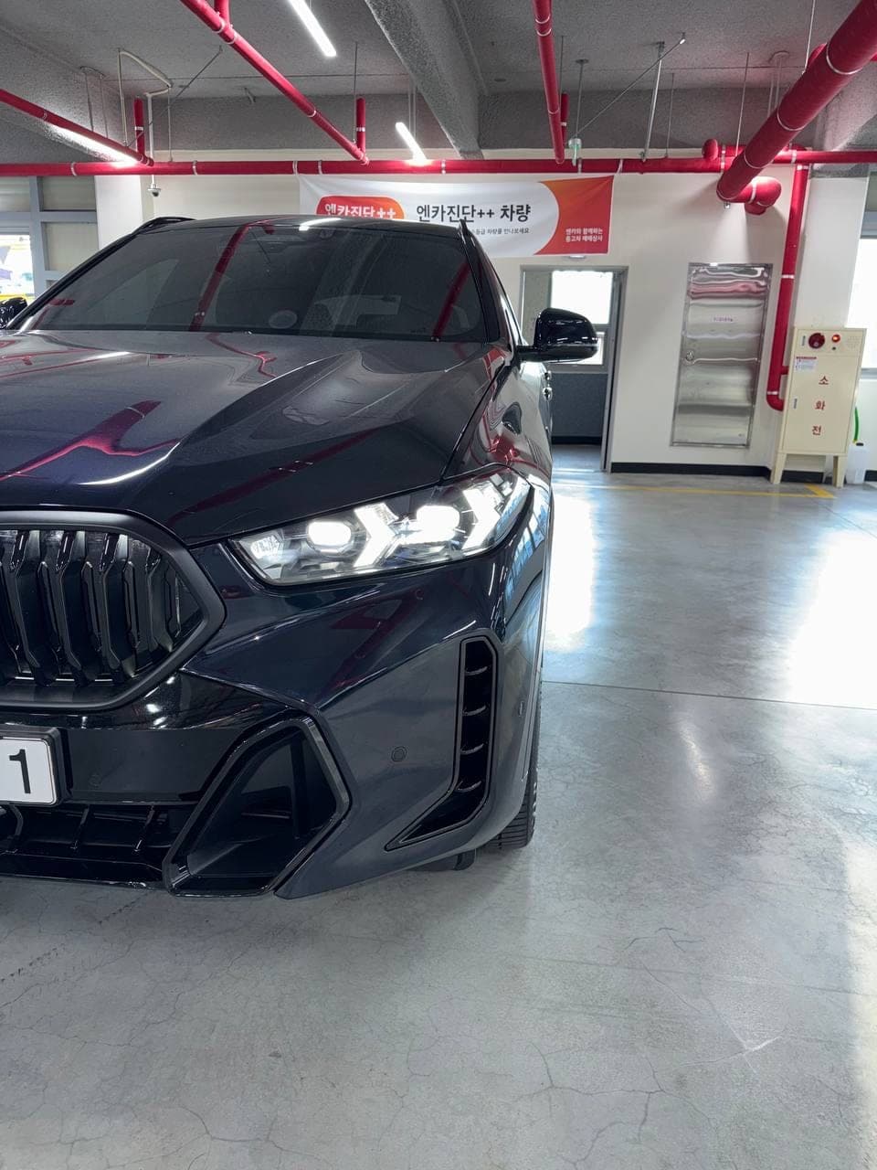 BMW X6 xDrive40i M Sport — вид спереди справа