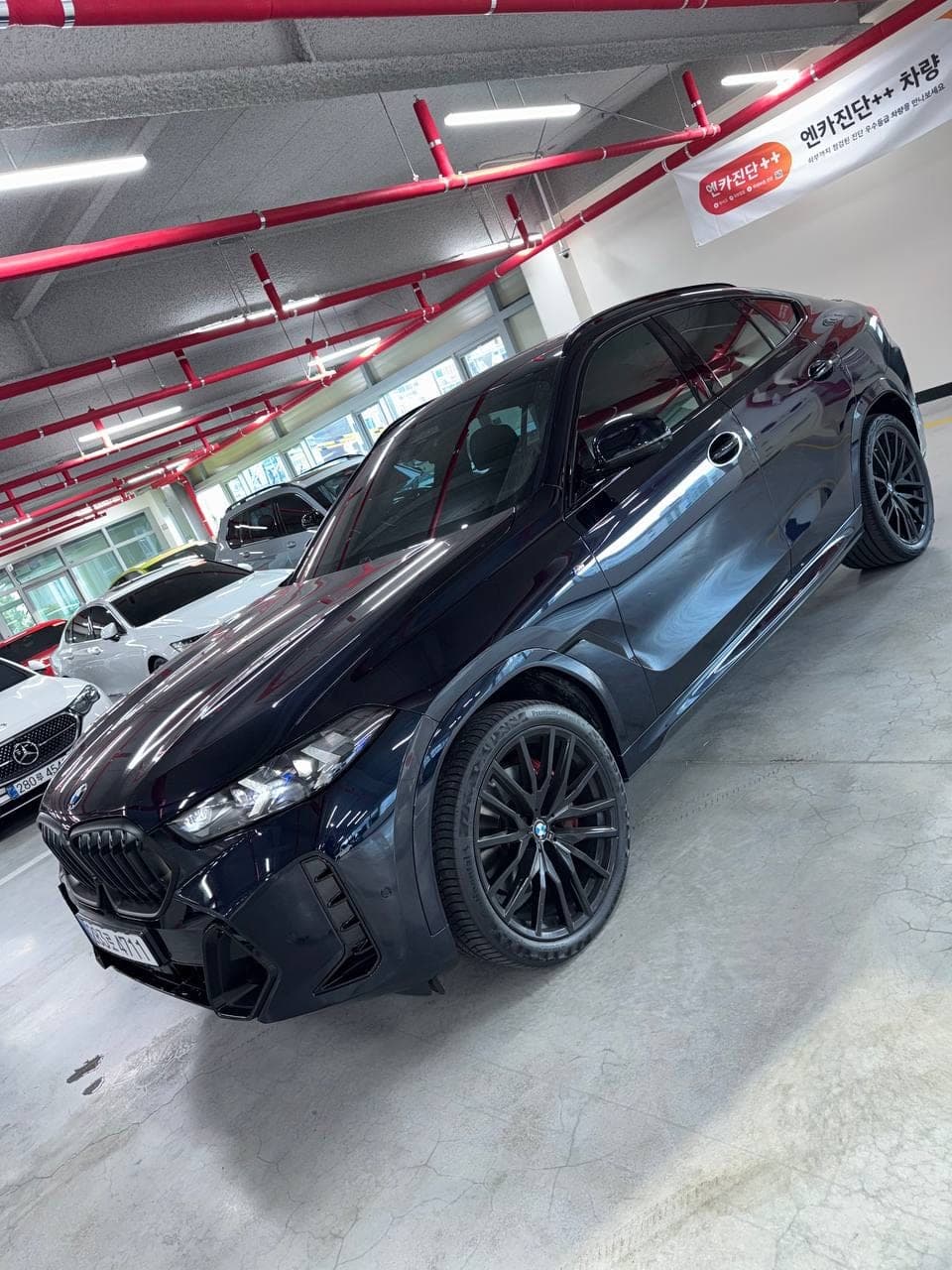 BMW X6 xDrive40i M Sport — вид сбоку сзади