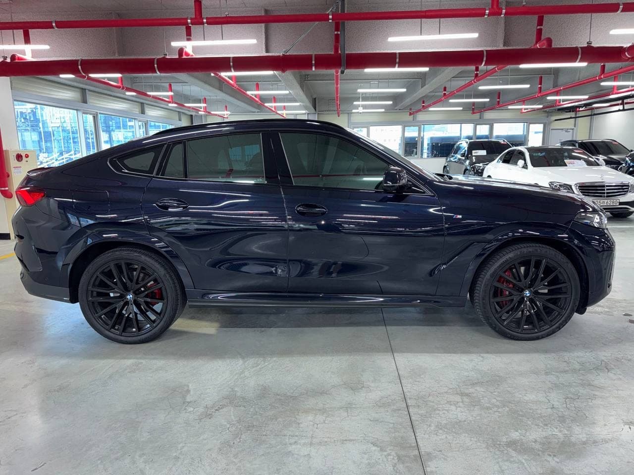 BMW X6 xDrive40i M Sport — вид сбоку слева