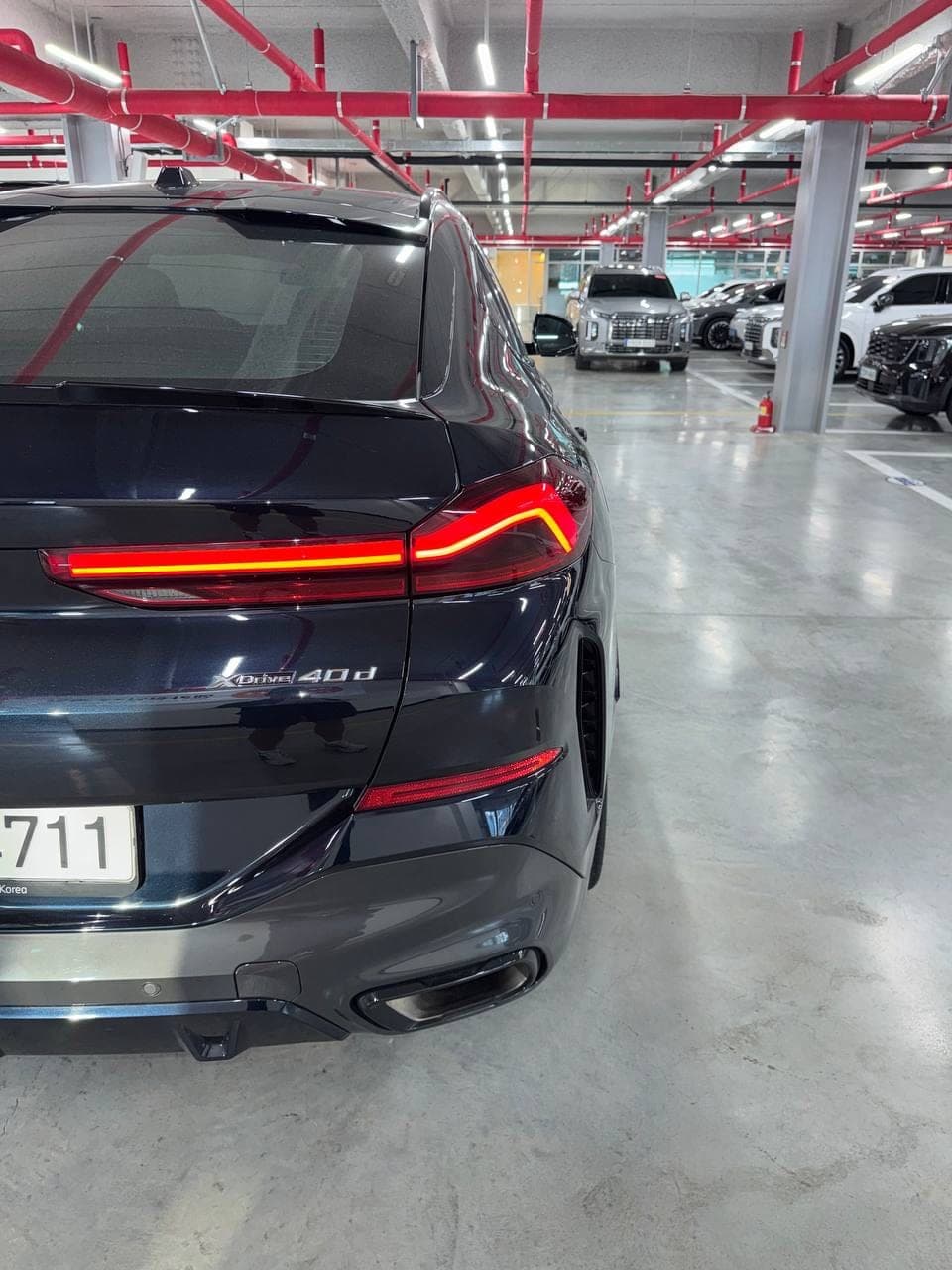 BMW X6 xDrive40i M Sport — вид сзади слева