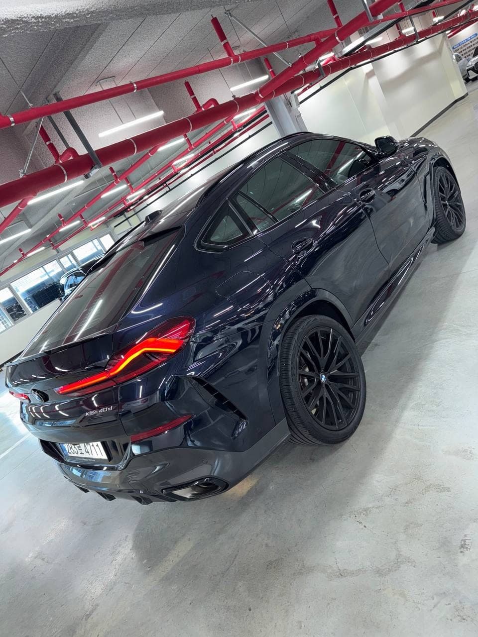 BMW X6 xDrive40i M Sport — вид сзади справа