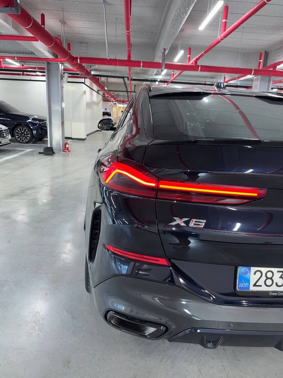 BMW X6 xDrive40i M Sport — задний фонарь и крыло