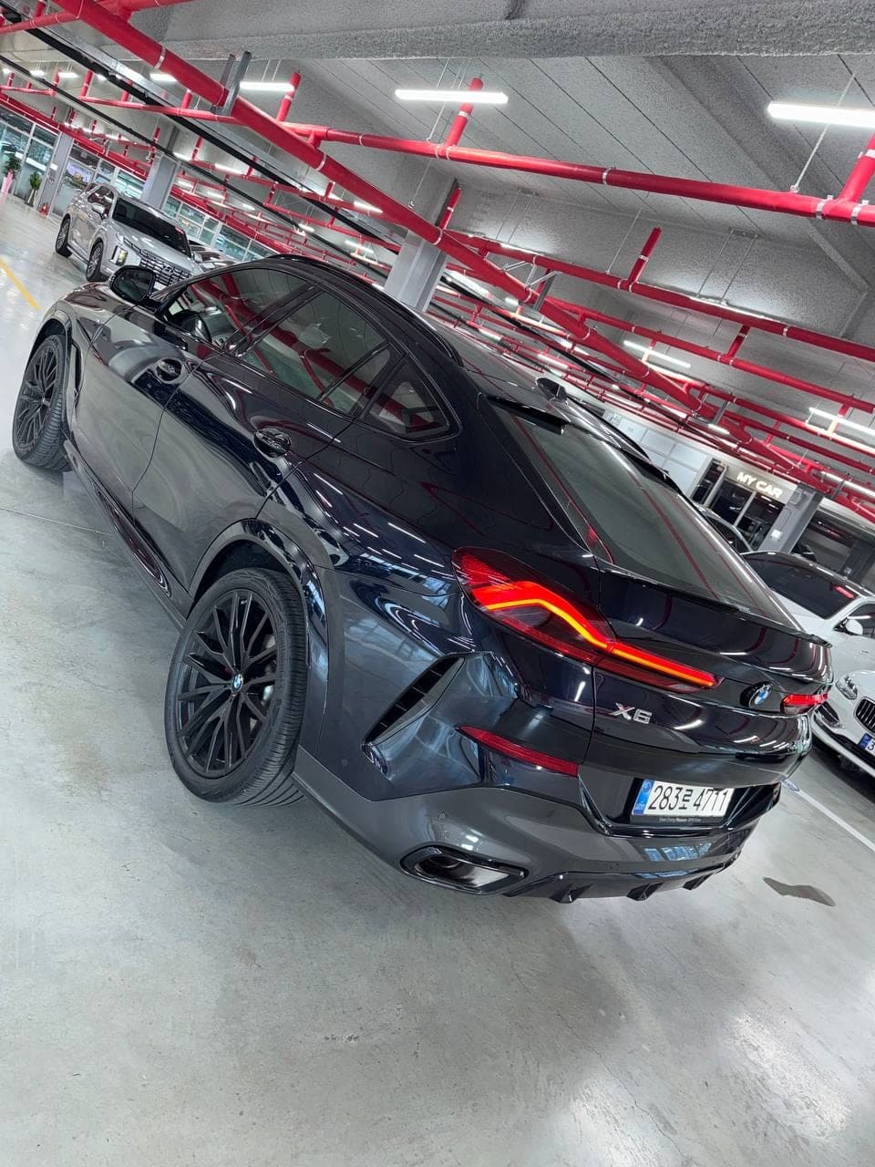 BMW X6 xDrive40i M Sport — вид сбоку сзади справа