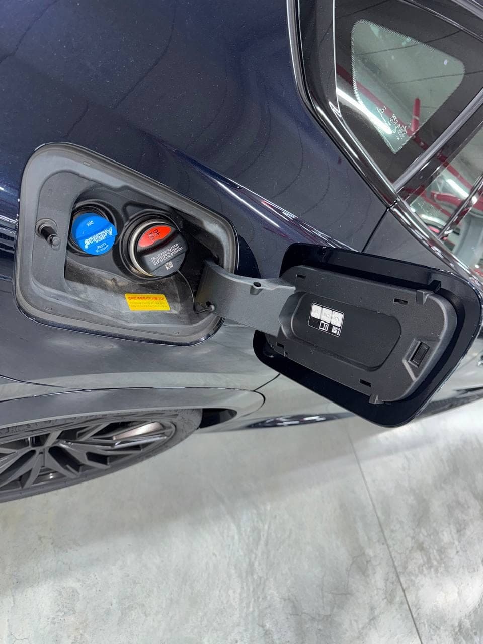 BMW X6 xDrive40i M Sport — лючок топливного бака