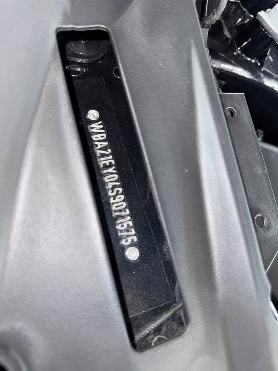 BMW X6 xDrive40i M Sport — VIN-табличка на кузове